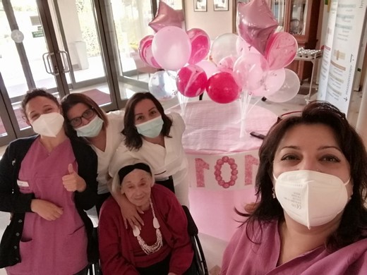La signora Maria con le operatrici